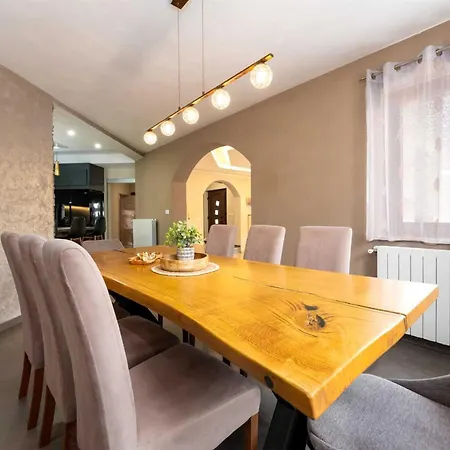 Ferienvilla Mit Pool- Ruhige Aria By Interhome Holiday home *