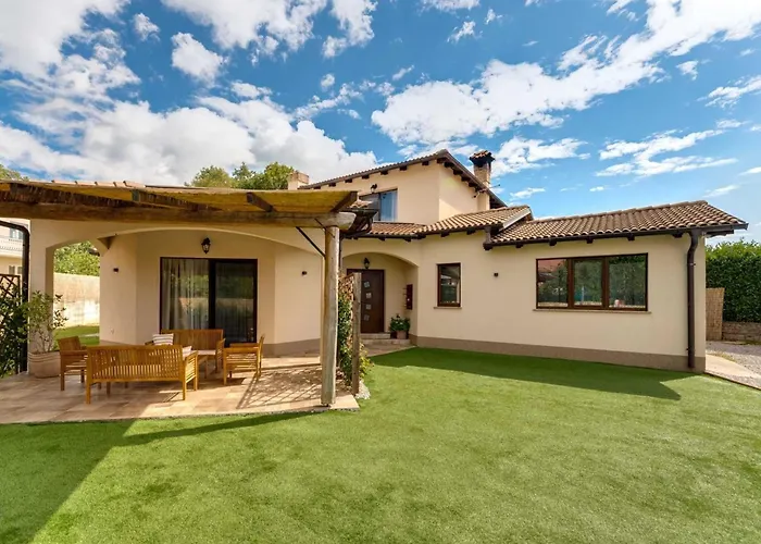 Ferienvilla Mit Pool- Ruhige Aria By Interhome
